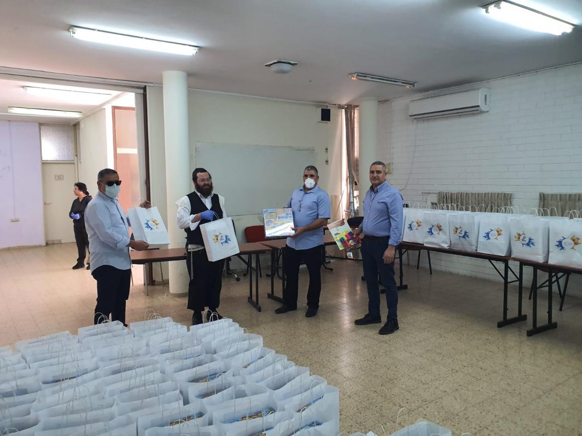יום מעשים טובים- קורונה. מימין אבי אדרי מנהל החינוך, ראש העיר ומנהלי עמותת אבן ישראל