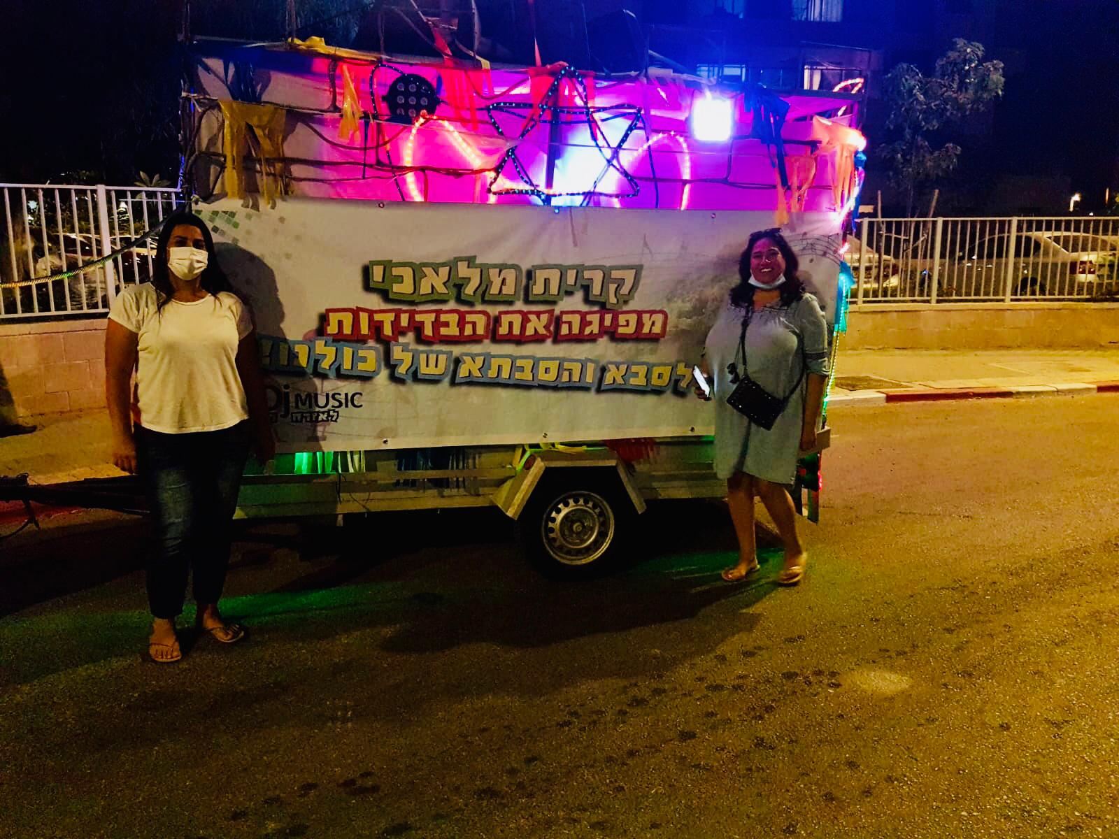 מקדישים שירים לקשישים - משמאל סימונה קריאף רכזת שכונת כרמי הנדיב והמחנה