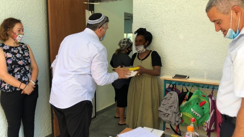 חלוקת אייפדים בגן רקפת.jpg