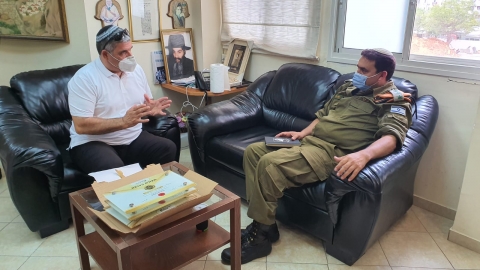 ראש העיר ומפקד המחוז.jpeg