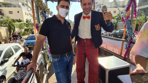 סוכות 2020 מוטי יעקובוב עם הדוד חיים.jpeg