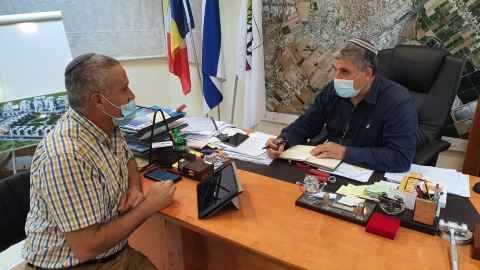 ראש העיר ומנהל אגף החינוך בדיון על החזרת הלימודים 5 ימים בשבוע.jpeg