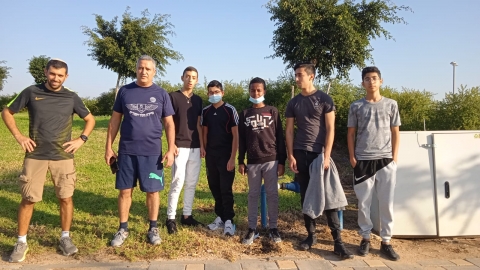 תלמידי אמית רצים יחד עם מנהל האגף בפארק הסביונים.jpeg