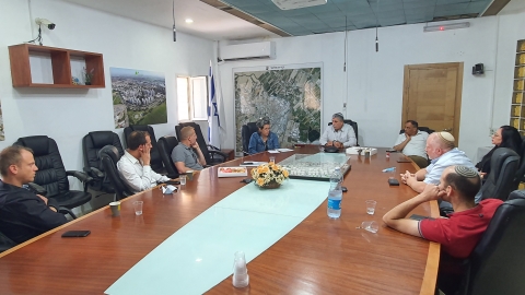 בפגישה עם חברת גינדי וציפחה.jpg