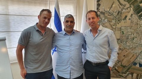 ראשי גינדי עם ראש העיר.jpg