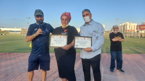 ראש העיר ומירי דדון עם תעודות ההוקרה.jpeg