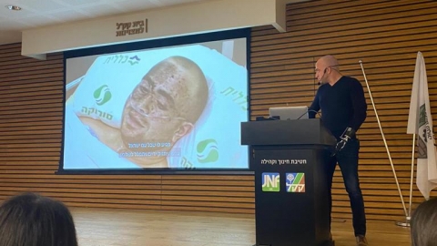 זיו שילון בהרצאה לצעירים.jpeg