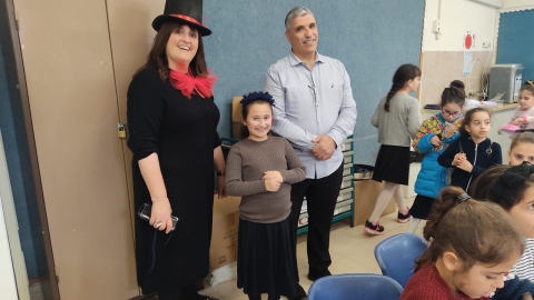ראש העיר עם לנה דורפמן שהגיעה מאוקראינה לצד מנהלת בית הספר שרית שוויכה.jpeg