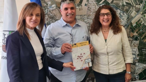 ראש העיר עם מנכליות מחשב לכל ילד וסיסמה לכל תלמיד.jpg