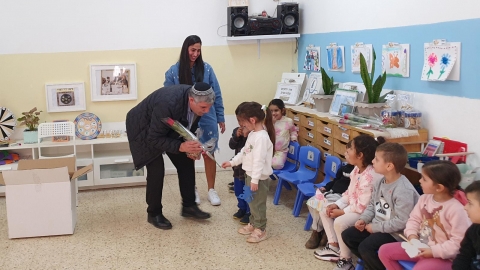 חלוקת מחשבים בגנים - ראש העיר מקבל פרח בקן יקינטון.jpeg