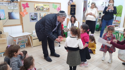 חלוקת מחשבים בגנים.jpeg