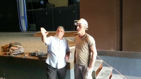 ראש העיר באולם המתנס.jpg