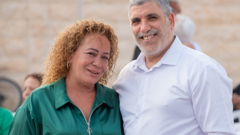 ראש העיר עם צילה אמו של גדי רחמים זל.jpg
