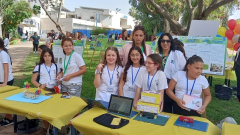 תלמידי האחים עם המנהלת חני זאנו - יריד חקר.jpeg