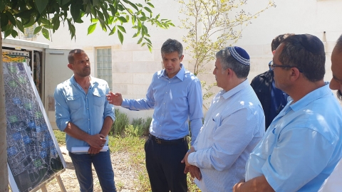 השר מסביר על תוכנית הסיבים.jpeg