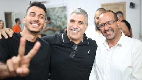 חוגגים עם הזמר אבי אבורומי (2).jpg
