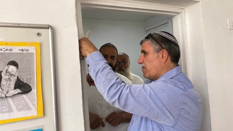 ראש העיר בקביעת מזוזה מועדון מופת זמני.jpeg