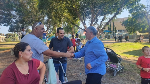 ראש העיר בהפנינג בפארק העירוני.jpeg