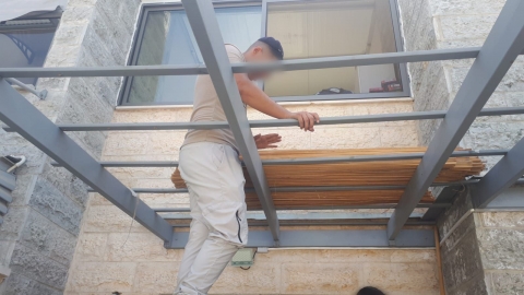 תלמידי ביס למלאכה בבניית 1סוכה.jpeg