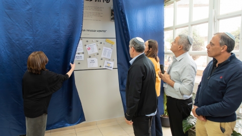 הסרת הלוט על ידי רהע והאמהות.jpg